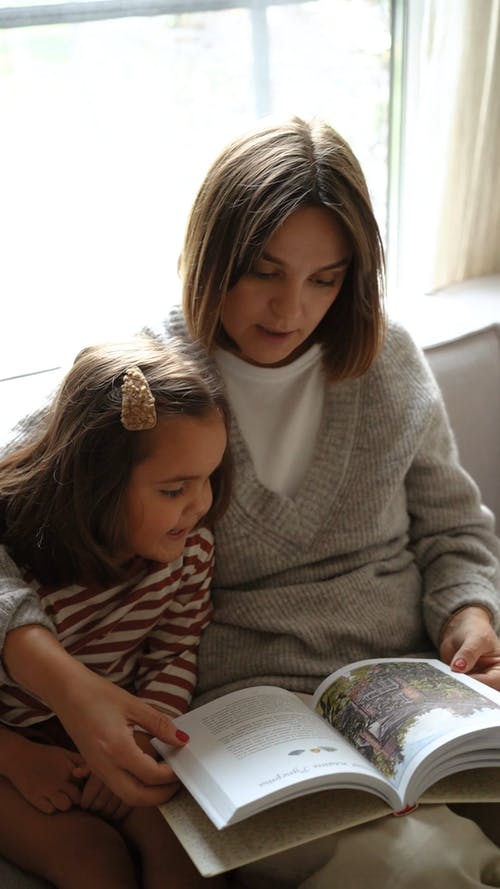 有关人, 可爱, 坐的免费素材视频