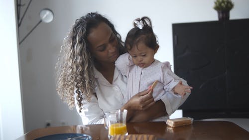 有关儿童, 吃, 唐氏综合症的免费素材视频