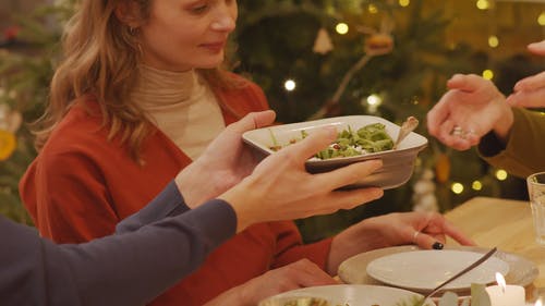 在家庭晚餐中分享食物 · 免费素材视频