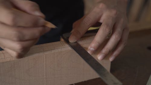 在木材上的人标记测量 · 免费素材视频