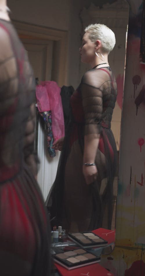 一个女人正在走秀 · 免费素材视频