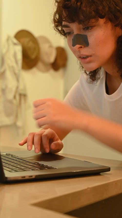 一个女人使用一台笔记本电脑 · 免费素材视频