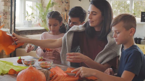 家庭制作万圣节装饰品 · 免费素材视频