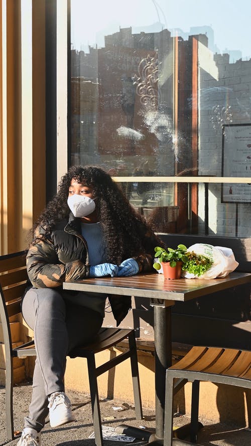 有关@户外, covid-19, 交叉的双腿的免费素材视频