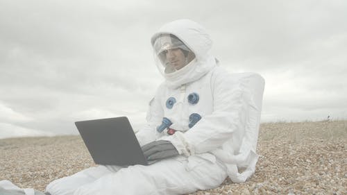 宇航员使用的便携式计算机 · 免费素材视频