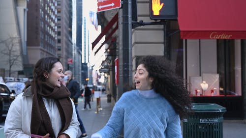 有关享受, 人行道, 围巾的免费素材视频