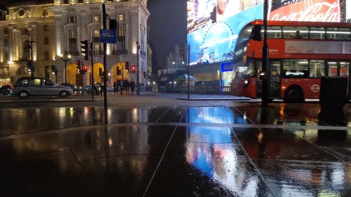 有关下雨, 人, 伦敦巴士的免费素材视频