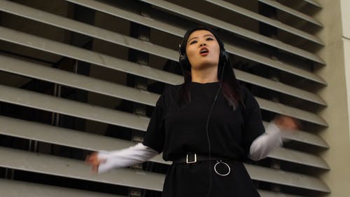 有关听音乐, 女人, 漂亮的免费素材视频