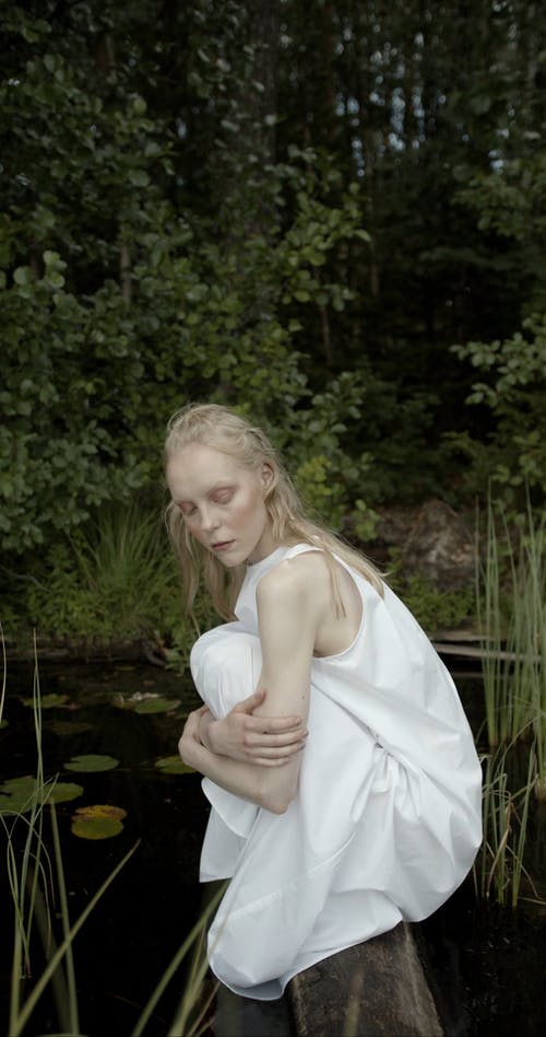 有关垂直视频, 年轻女子, 户外的免费素材视频