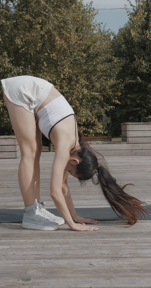 有关伸展, 健身, 咖啡色头发的女人的免费素材视频