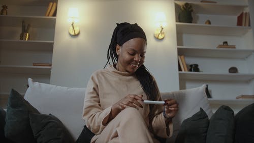 有关喜悦, 在家, 坐的免费素材视频