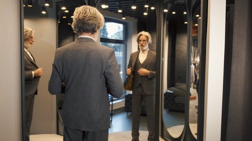 有关人, 反射, 室内的免费素材视频