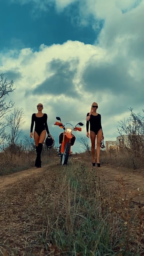 有关低角度拍摄, 垂直视频, 墨镜的免费素材视频