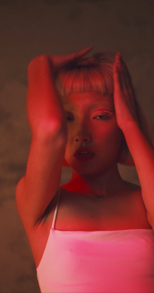 有关创意化妆, 垂直视频, 执行的免费素材视频