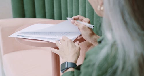 一个女人检查一些p · 免费素材视频