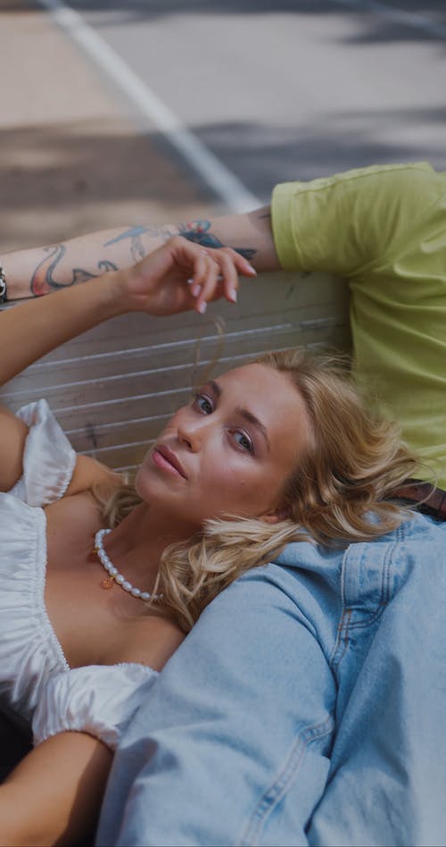 有关一对, 垂直视频, 年轻女子的免费素材视频