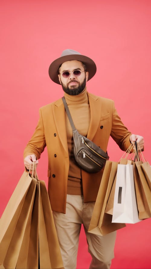 一个男人抱着很多购物袋的疯狂购物 · 免费素材视频