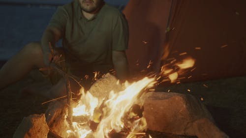 有关升火的木柴, 坐, 大火的免费素材视频