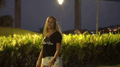 有关女人, 年轻, 微笑的免费素材视频