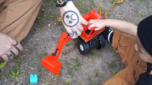 有关儿童, 刺青的, 卡车的免费素材视频