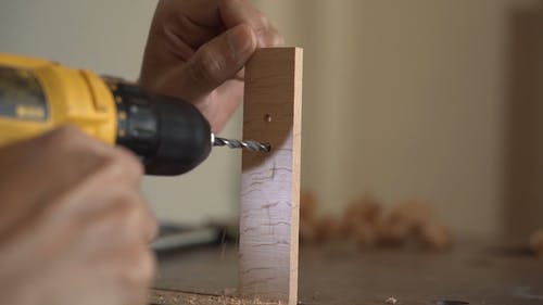 在一块木头上钻孔 · 免费素材视频