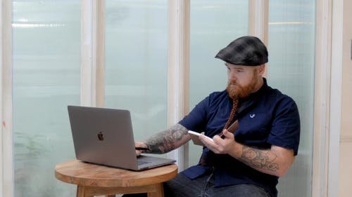 有关人, 在家工作, 写作的免费素材视频