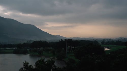 高尔夫教练在清晨的概述 · 免费素材视频