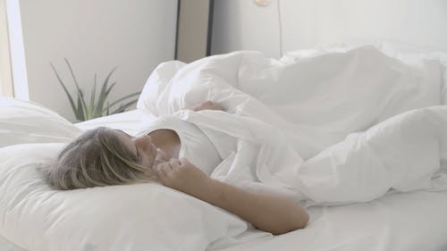 一个女人从睡着了 · 免费素材视频