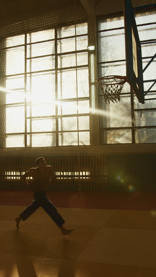 有关人, 半裸, 垂直视频的免费素材视频