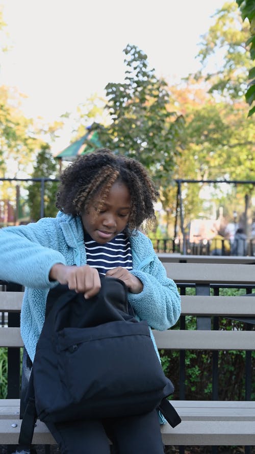 有关公园长椅, 垂直视频, 女孩的免费素材视频