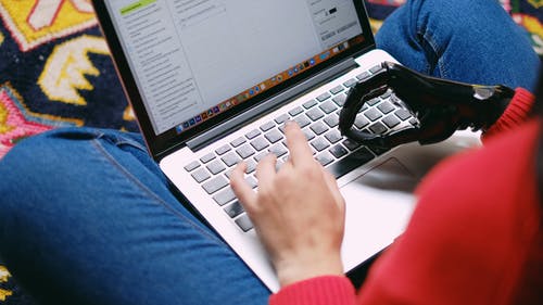 有关3C用品, 人, 低角度拍摄的免费素材视频