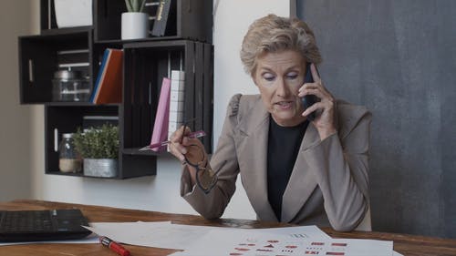 女人在讲电话时压力很大的视频 · 免费素材视频