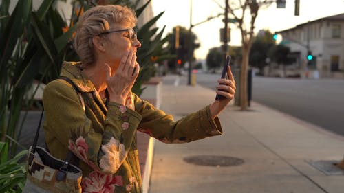 有关人行道, 坐, 女人的免费素材视频