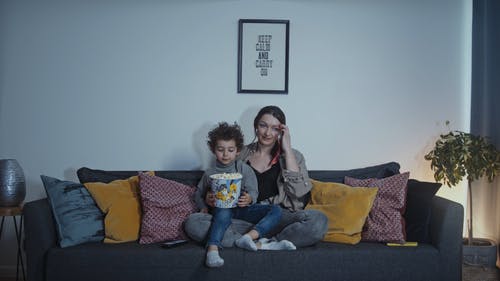 有关印度人坐, 吃, 坐的免费素材视频