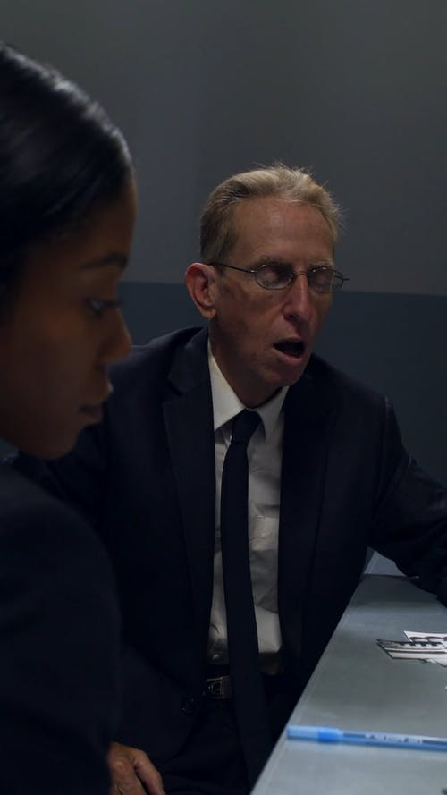 有关人, 坐, 垂直视频的免费素材视频