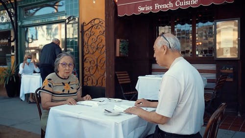 一对夫妇在露天餐厅吃饭 · 免费素材视频