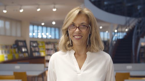 有关中年妇女, 图书管理员, 图书馆背景的免费素材视频