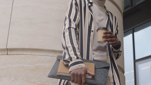 有关一杯咖啡, 人, 从下面的免费素材视频