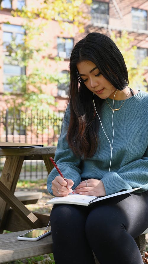 有关倾听, 坐, 垂直视频的免费素材视频