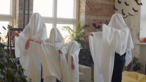 一个家庭充当万圣节的鬼魂 · 免费素材视频