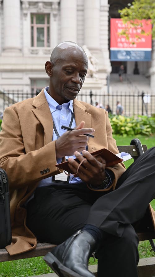 有关人, 坐, 垂直视频的免费素材视频