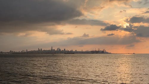 有关城市背景, 多云的天空, 平静的水面的免费素材视频