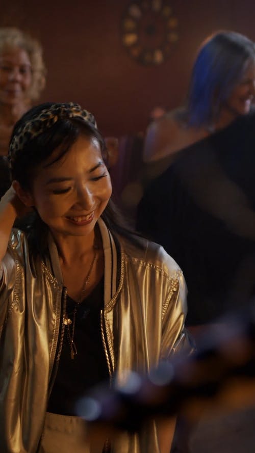 有关垂直, 女人, 室内的免费素材视频