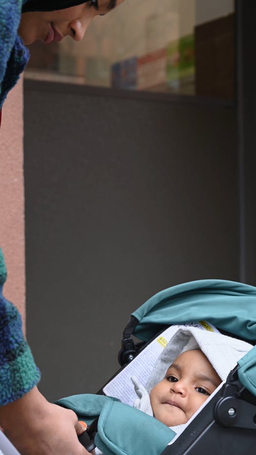 有关下雪, 儿童, 垂直视频的免费素材视频