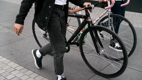 有关两个人, 人行道, 城市的免费素材视频