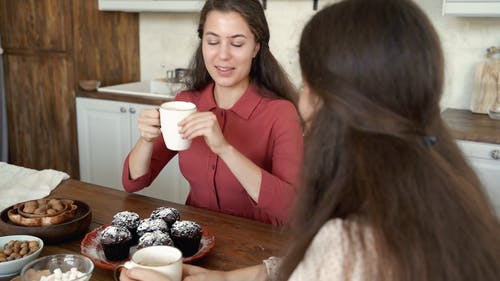 有关咖啡, 女性, 巧克力杯子蛋糕的免费素材视频