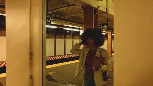 有关修理头发, 地铁月台, 地铁站的免费素材视频