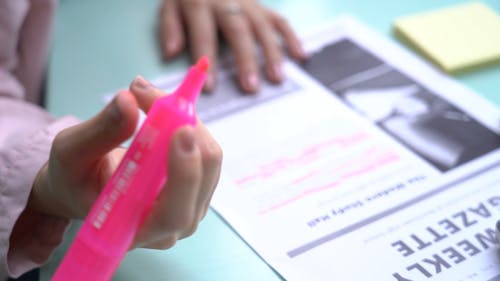 一个使用粉红色荧光笔做笔记的人 · 免费素材视频