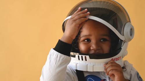 小男孩穿着太空人服装 · 免费素材视频