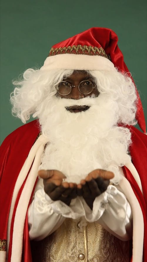 圣诞老人吹人工雪 · 免费素材视频